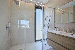 Hair dryer, towels, soap, shampoo - Modern 3 bedroom house with pool - by Welcomely (Finestrat)