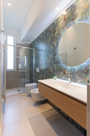 Doccia, asciugacapelli, bidet, asciugamani
