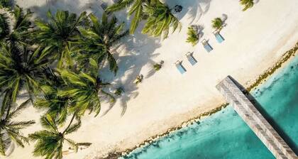 Romantic Private Estate Oasis with Staff by ALOM