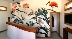 Un mural con aves tropicales y follaje.