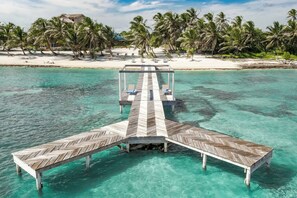 ビーチ、サンラウンジャー