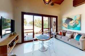 Smart TV, DVD player, offices, printers - Comfy Private Estate Oasis with Staff by ALOM (San Pedro)