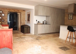 Deluxe Apartment | Living area | 20-inch flat-screen TV with satellite channels