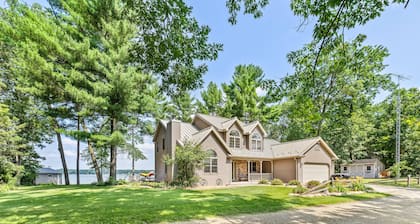 5BR Retreat: Waterfront, Kayaks, BBQ & More