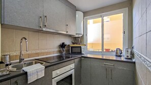 Fridge, microwave, oven, coffee/tea maker