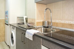 Kylskåp, mikrovågsugn, ugn och kaffe- och tebryggare