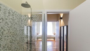 Kamar Double (2) | Kamar mandi | Shower, pengering rambut, handuk, dan sabun