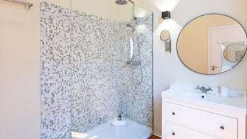 Tweepersoonskamer (3) | Badkamer | Een douche, een haardroger, handdoeken, zeep