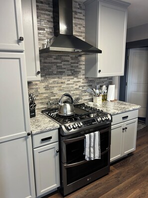 ثلاجة، ميكروويف، فرن، موقد طهي مسطح