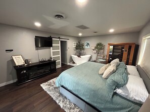 4 عدّة غرف نوم ومكواة/لوح كي وواي فاي وملاءات أسرّة