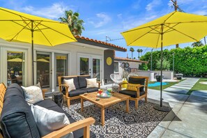 Terrace/patio - Good Vibes Only – Historic Spanish Hacienda with Pool, Spa, Fire Pit & Mountain Views (Palm Springs)