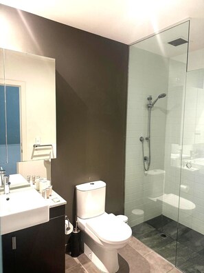 Premium Townhome, 4 Bedrooms, Courtyard View | Bathroom | Hair dryer, towels, soap, shampoo - Readyset Townhouses at Mosaic (Docklands)