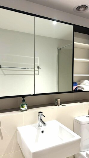 Casa de ciudad Premium, 4 habitaciones, vista al patio | Baño | Secadora de cabello, toallas, jabón, shampoo 