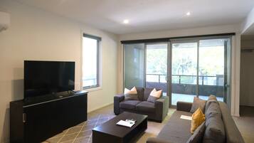 Premium Townhome, 4 Bedrooms, Courtyard View | Living area | 42-inch Smart TV with cable channels