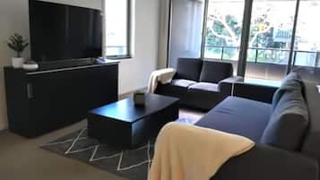 Casa adosada Premium, 4 habitaciones, vistas al patio | Zona de estar | Smart TV de 42 pulgadas con canales por cable
