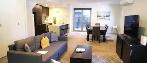 Premium Townhome, 4 Bedrooms, Courtyard View | Living area
