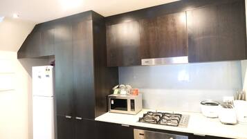 Premium Townhome, 4 Bedrooms, Courtyard View | Private kitchen | Full-sized fridge, microwave, oven, stovetop