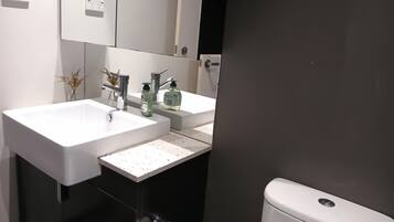 Premium resortwoning, 4 slaapkamers, uitzicht op binnenplaats | Badkamer | Een haardroger, handdoeken, zeep, shampoo