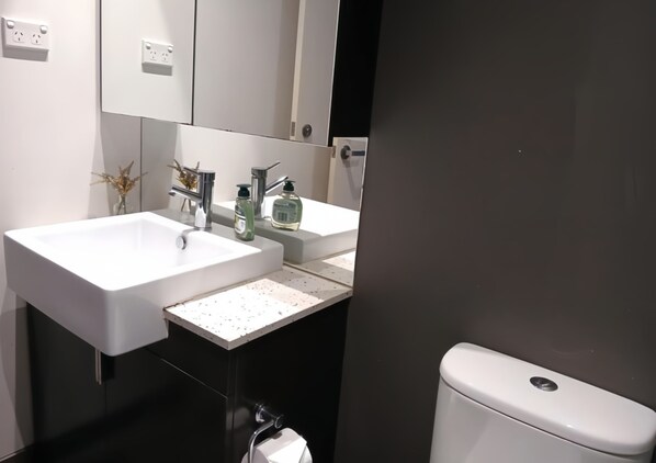 Casa de ciudad Premium, 4 habitaciones, vista al patio | Baño | Secadora de cabello, toallas, jabón, shampoo 