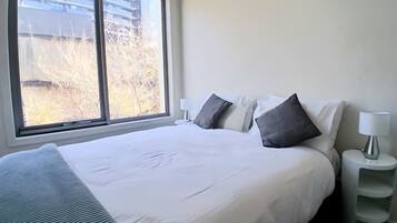 Premium resortwoning, 4 slaapkamers, uitzicht op binnenplaats | 4 slaapkamers, een bureau, een laptopwerkplek, reisbedje