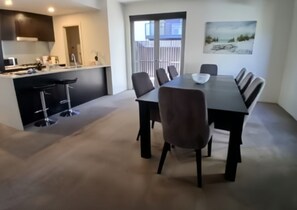 Nhà liên kế Premium, 4 phòng ngủ, quang cảnh sân vườn | Phòng ăn