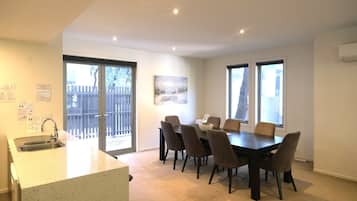 Townhouse Premium, 4 kamar tidur, pemandangan halaman | Makan di kamar