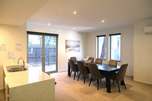Townhouse – premium, 4 soverom, bakgårdsutsikt | Spiseområde på rommet