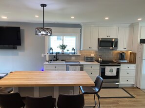 Fridge, microwave, oven, stovetop - Charming 2-bedroom house in welcoming Winooski with WiFi, laundry Pets&fence (Winooski)