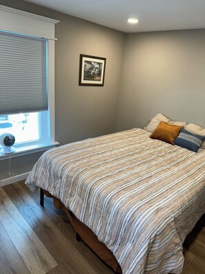 2 bedrooms, iron/ironing board, WiFi, bed sheets - Charming 2-bedroom house in welcoming Winooski with WiFi, laundry Pets&fence (Winooski)