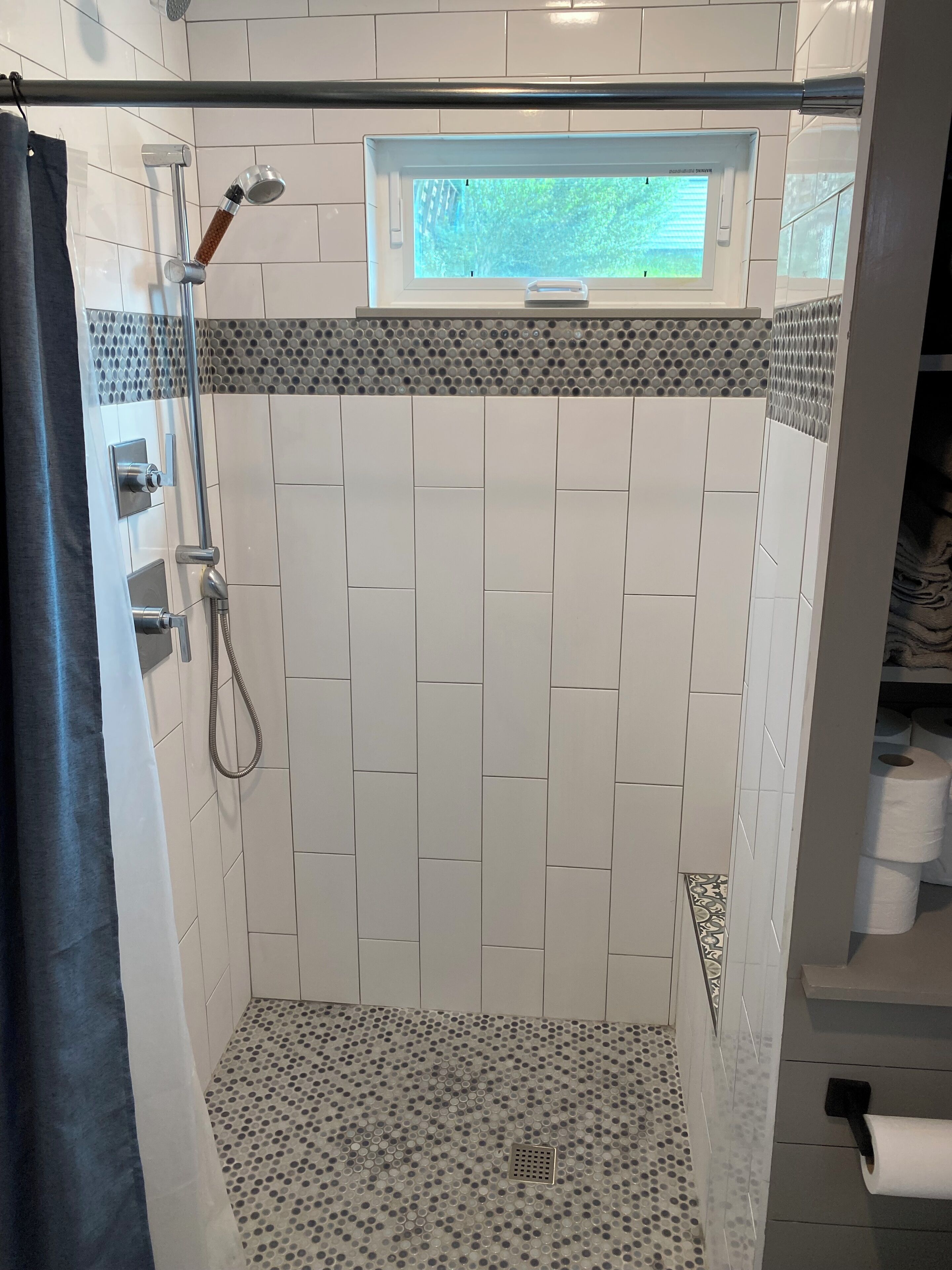 Douche, sèche-cheveux, serviettes fournies, savon