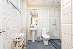 シャワー、ヘアドライヤー、タオル、石鹸