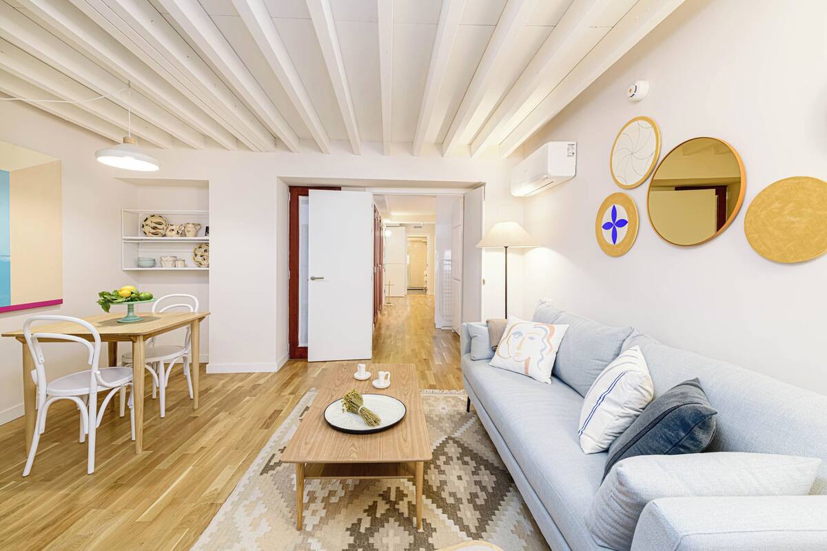 Economy Apartment, 1 Queen Bed | Living area | 50-inch flat-screen TV with cable channels