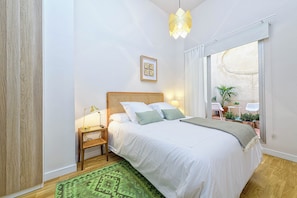 Cubrecamas, decoración personalizada, muebles diferentes y escritorio 