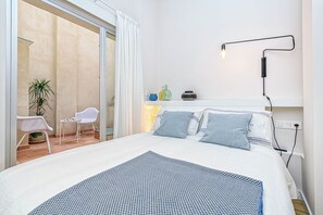 プレミアム アパートメント クイーンベッド 1 台 | 羽毛の掛け布団、客室ごとに異なる装飾、客室ごとに異なるインテリア、デスク
