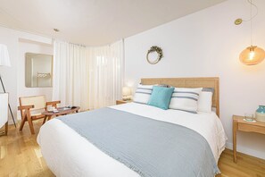 Economy Apartment, 1 Queen Bed | Down comforters, individually decorated, individually furnished, desk - Solaga - Mirador de San Juan (Málaga)