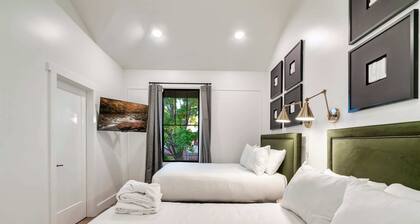 The Davis, Luxury Retreat Villa 1-Block from Dolly