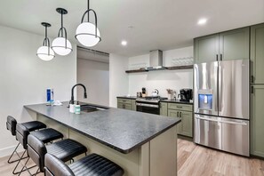 KĂŒhlschrank, Mikrowelle, Ofen, Herdplatte