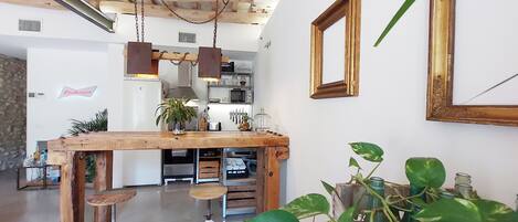 Mikrobølgeovn, ovn, kokeplater og papirhåndklær