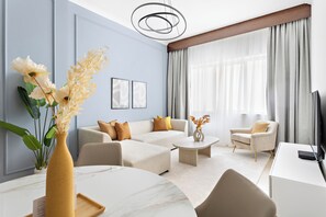 Panoramic-Apartment | Wohnbereich | 50-Zoll-Smart-TV mit Digitalempfang