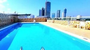 A rooftop pool with a city skyline view. - Silkhaus Art Residence Sheikh Zayed Road (Dubai)