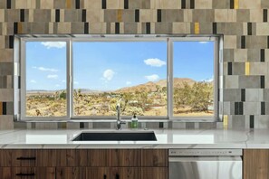 Kylskåp, mikrovågsugn, ugn och spishäll