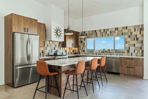 Geladeira, micro-ondas, fogão, cooktop