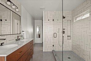 Douche, séchoir à cheveux, serviettes fournies, shampooing