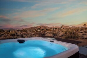 Outdoor spa tub - SunDrop By The Cohost Company (Joshua Tree)