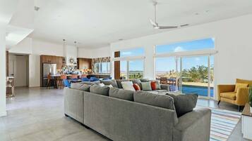 Een televisie en een kantoor