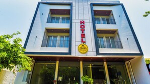 Un hôtel doté d’une façade moderne, de grandes fenêtres et d’une enseigne « HÔTEL » bien visible.