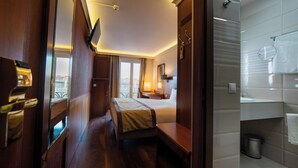 Habitación estándar, vista a la ciudad | Caja de seguridad en la habitación, cortinas blackout y insonorización