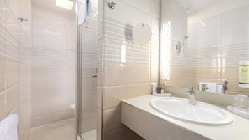 Economy Single Room | Bathroom | Hair dryer, towels, toilet paper
