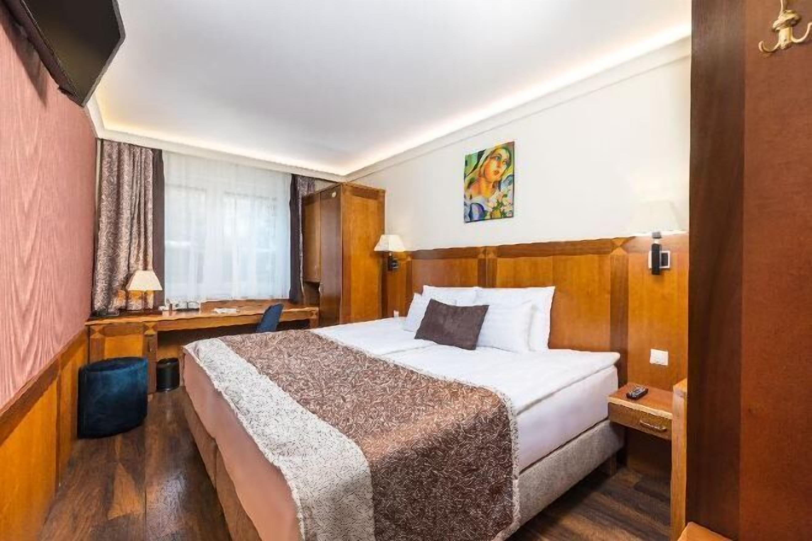 In-room safe, blackout curtains, free WiFi, bed sheets