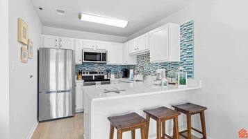 Kylskåp, mikrovågsugn, ugn och spishäll